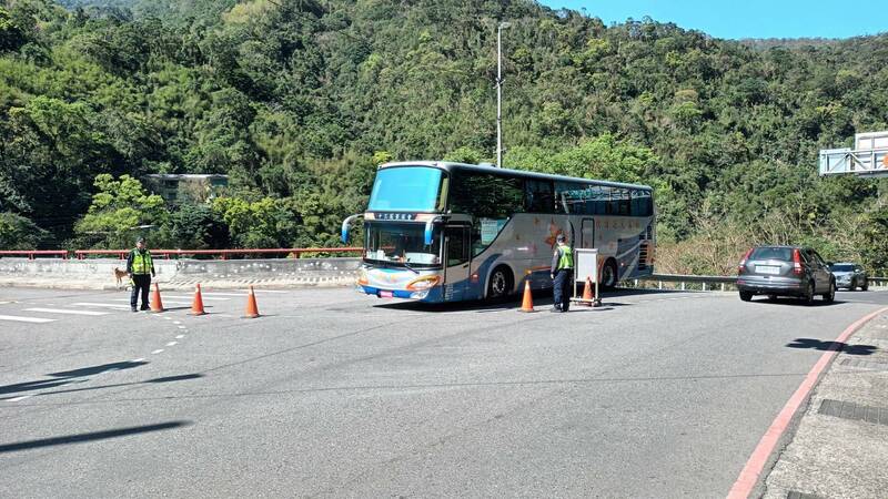 228連假烏來櫻花盛開  警配合交管2時段封閉國5石碇、坪林南向入口 - 生活 - 自由時報電子報