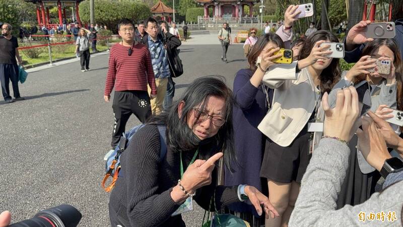 婦人聲淚俱下控訴,稱自己的丈夫在13歲就因二二八事件沒了父親,如今卻要看到國民黨加害者在現場,讓她十分不滿。(記者甘孟霖攝) 婦人聲淚俱下控訴,稱自己的丈夫在13歲就因二二八事件沒了父親,如今卻要看到國民黨加害者在現場,讓她十分不滿。(記者甘孟霖攝)