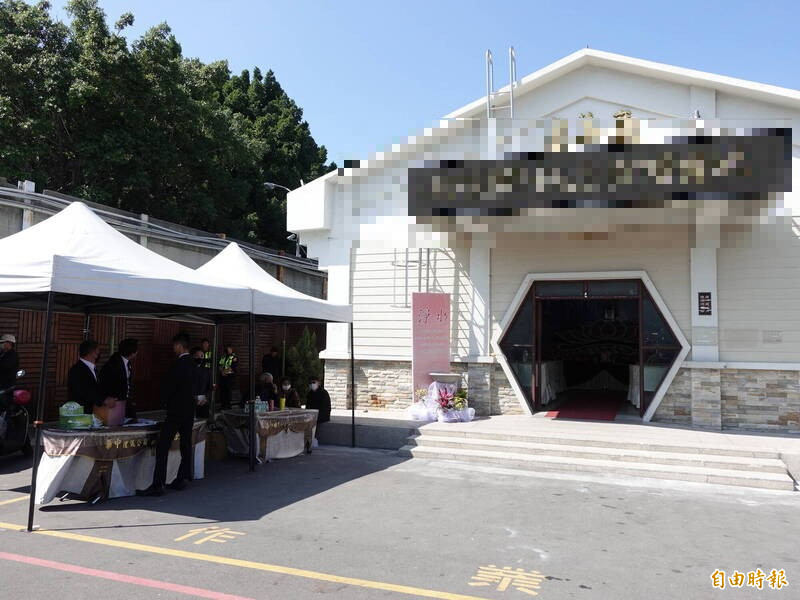 賴生告別式的家祭,一度因無人到場而延後50分鐘。(記者張瑞楨攝) 賴生告別式的家祭,一度因無人到場而延後50分鐘。(記者張瑞楨攝)