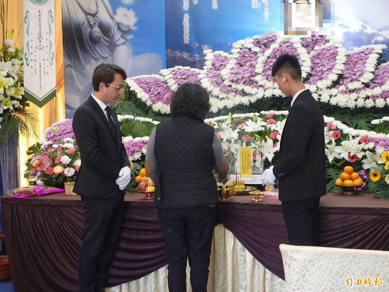 賴生的堂姑到場後,順利完成家祭。(記者張瑞楨攝) 賴生的堂姑到場後,順利完成家祭。(記者張瑞楨攝)