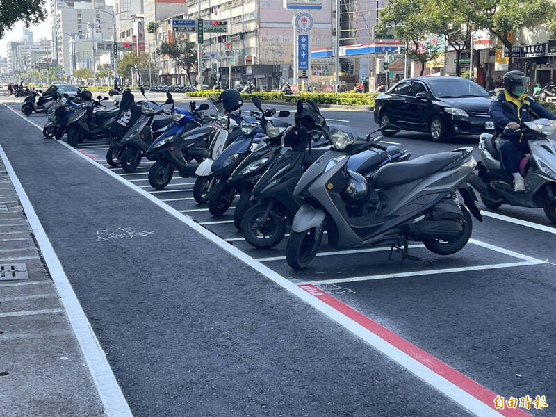 節能減碳！串聯高雄火車站、愛河之心 博愛路新設自行車專用道 - 生活 - 自由時報電子報