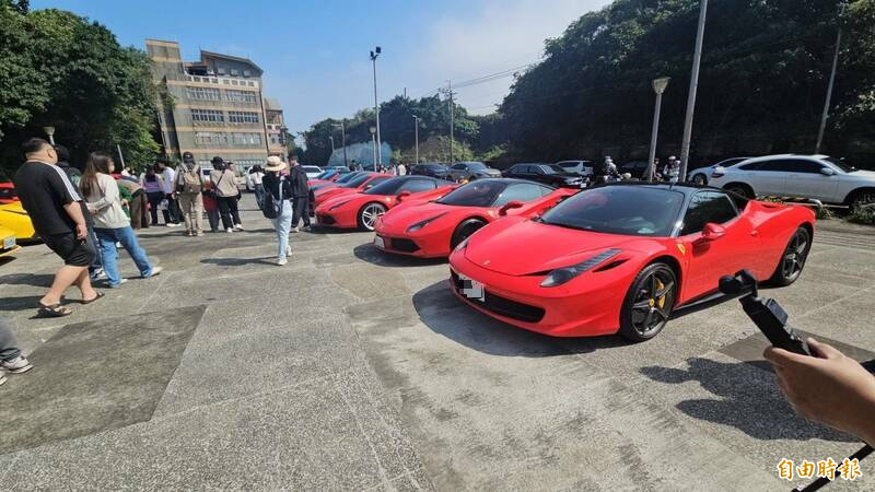 30超跑基隆和平島車聚 同框彩色屋、阿根納造船廠吸朝聖
