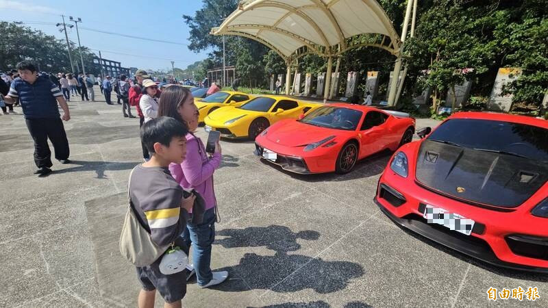 30超跑基隆和平島車聚 同框彩色屋、阿根納造船廠吸朝聖 - 生活 - 自由時報電子報