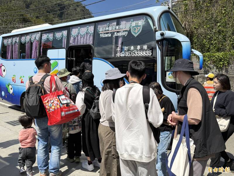 美爆！古坑石壁櫻花季湧入5萬人 遊客苦等2小時還坐不上車 - 生活 - 自由時報電子報