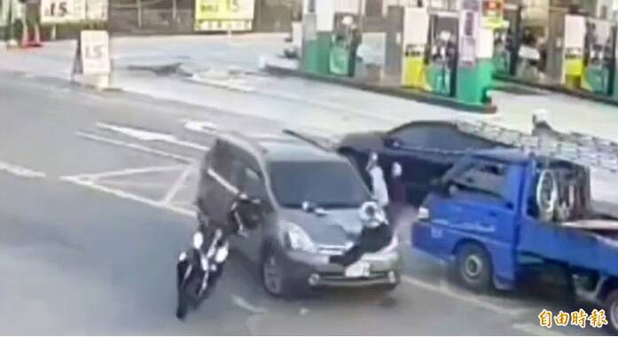 未讓直行車！高雄休旅車與機車碰撞 騎士噴飛翻滾逾10公尺 - 社會 - 自由時報電子報