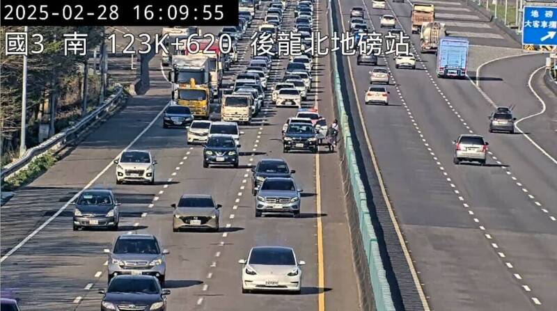 連假第2天國道易塞車堪比過年 18地雷路段、管制措施曝 - 生活 - 自由時報電子報