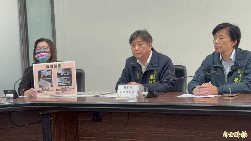 台南市副市長葉澤山(右起)、教育局局長鄭新輝、案生校長說明國中生之死的查處情形,並公布被控餵毒的學生尿篩是陰性。(記者楊金城攝) 台南市副市長葉澤山(右起)、教育局局長鄭新輝、案生校長說明國中生之死的查處情形,並公布被控餵毒的學生尿篩是陰性。(記者楊金城攝)
