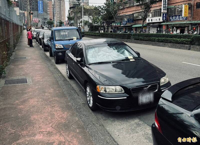 新北八里龍米路停車亂象有解   增設汽機車停車格下週完工 - 生活 - 自由時報電子報