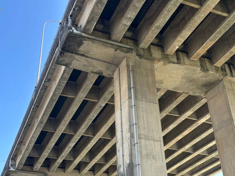 驚險！平鎮運動公園遊戲場上方橋墩水泥塊掉落 工務局緊急圈圍封閉 - 生活 - 自由時報電子報