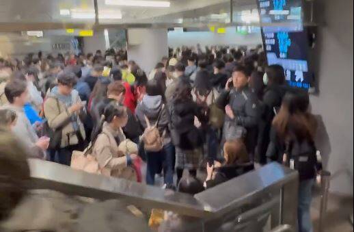 228連假返鄉與旅遊人潮湧現,台北車站昨(27)日晚間擠滿乘客,候車大廳幾乎無立足之地。一名男子晚間近7時抵達北車準備搭乘高鐵,卻被滿滿的人潮嚇到,連月台都無法上去。(圖翻攝自Threads/@liontalke) 228連假返鄉與旅遊人潮湧現,台北車站昨(27)日晚間擠滿乘客,候車大廳幾乎無立足之地。一名男子晚間近7時抵達北車準備搭乘高鐵,卻被滿滿的人潮嚇到,連月台都無法上去。(圖翻攝自Threads/@liontalke)