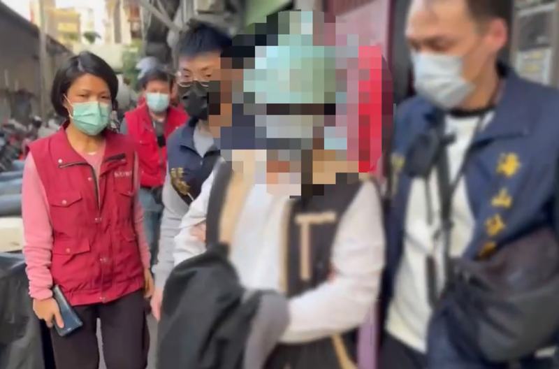 新北市警海山分局、動物保護防疫處聯手偵破虐貓棄屍案,動保處長楊淑方(左1)下午帶隊將謝姓計程車司機(右2)到逮捕到案。(記者吳仁捷翻攝) 新北市警海山分局、動物保護防疫處聯手偵破虐貓棄屍案,動保處長楊淑方(左1)下午帶隊將謝姓計程車司機(右2)到逮捕到案。(記者吳仁捷翻攝)