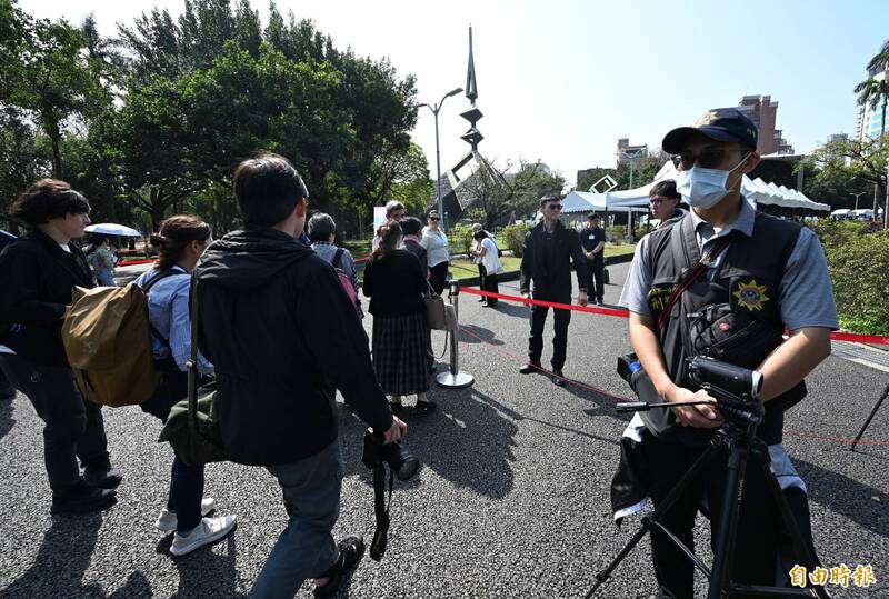 228事件78週年紀念追思會28日在台北228和平公園紀念碑前舉行,場外台灣國、公投護台灣團體、西門町大旗隊等團體發起紀念228行動,警方大動員維安。(記者廖振輝攝) 228事件78週年紀念追思會28日在台北228和平公園紀念碑前舉行,場外台灣國、公投護台灣團體、西門町大旗隊等團體發起紀念228行動,警方大動員維安。(記者廖振輝攝)