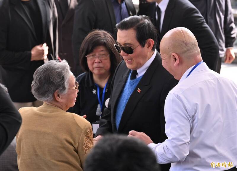 台北市政府主辦的二二八紀念活動今下午在二二八紀念碑前廣場舉行,前總統馬英九、市長蔣萬安進場向與會民眾致意時,一位民眾在場高喊「加害者的後代」、「馬英九滾蛋」。(記者劉信德攝) 台北市政府主辦的二二八紀念活動今下午在二二八紀念碑前廣場舉行,前總統馬英九、市長蔣萬安進場向與會民眾致意時,一位民眾在場高喊「加害者的後代」、「馬英九滾蛋」。(記者劉信德攝)