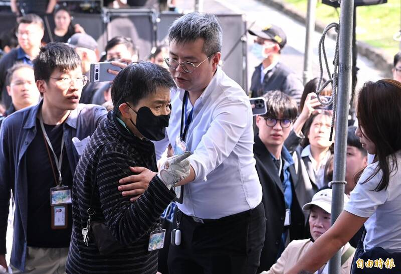 台北市政府主辦的二二八紀念活動今下午在二二八紀念碑前廣場舉行,前總統馬英九、市長蔣萬安進場向與會民眾致意時,一位民眾在場高喊「加害者的後代」、「馬英九滾蛋」。(記者劉信德攝) 台北市政府主辦的二二八紀念活動今下午在二二八紀念碑前廣場舉行,前總統馬英九、市長蔣萬安進場向與會民眾致意時,一位民眾在場高喊「加害者的後代」、「馬英九滾蛋」。(記者劉信德攝)