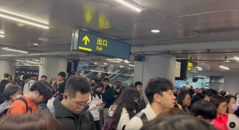 台北站因尖峰時段旅客眾多,已啟動人潮管制措施,進行月台分流,目前車站內人流已逐漸趨緩。
(圖翻攝自Threads/@yayinsyu) 台北站因尖峰時段旅客眾多,已啟動人潮管制措施,進行月台分流,目前車站內人流已逐漸趨緩。
(圖翻攝自Threads/@yayinsyu)