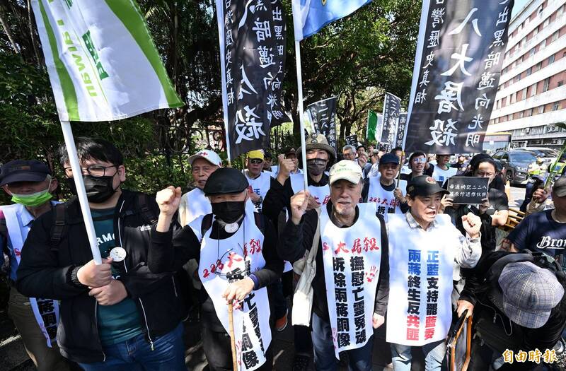 228事件78週年紀念追思會28日在台北228和平公園紀念碑前舉行,場外台灣國、公投護台灣團體、西門町大旗隊等團體發起紀念228行動。(記者廖振輝攝) 228事件78週年紀念追思會28日在台北228和平公園紀念碑前舉行,場外台灣國、公投護台灣團體、西門町大旗隊等團體發起紀念228行動。(記者廖振輝攝)