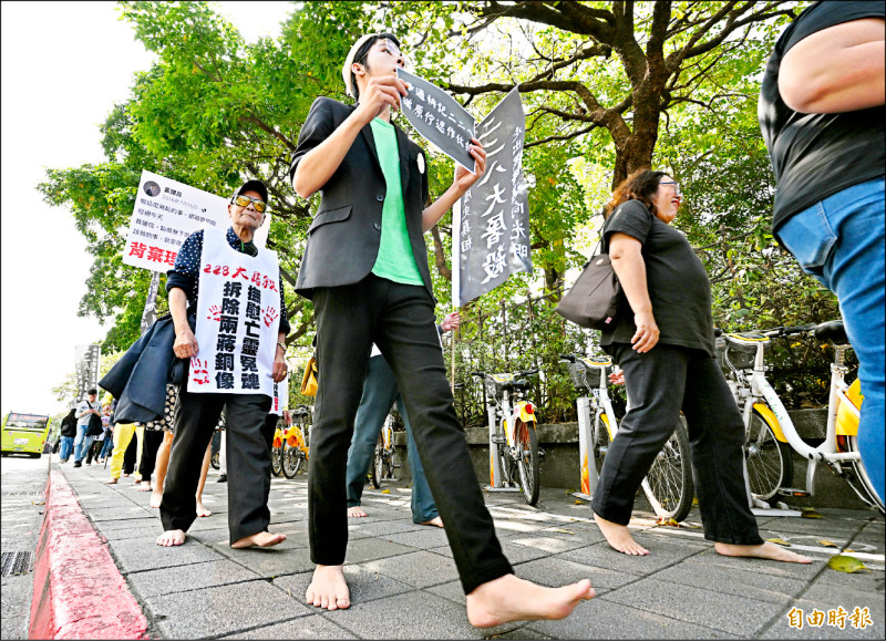 赤腳繞行228公園 民團籲勿威權復辟 - 生活 - 自由時報電子報