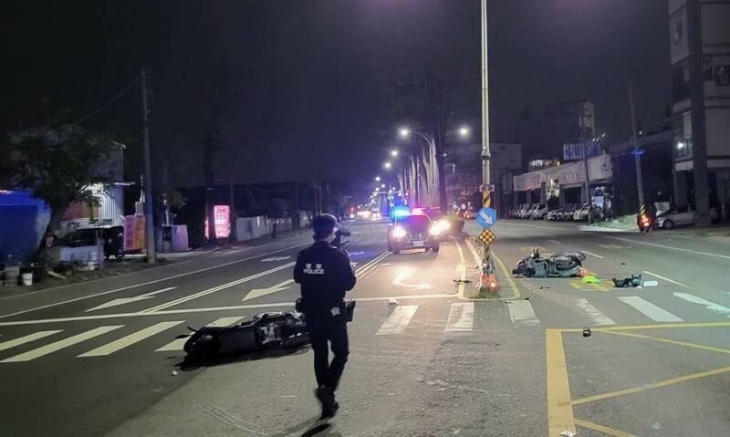 高雄機車相撞！婦人騎機車雙載迴轉碰撞 男騎士送醫不治 - 社會 - 自由時報電子報