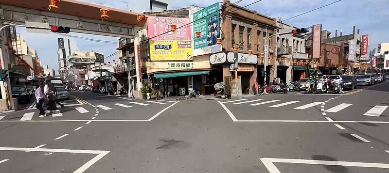 不甩「小綠人」！婦人騎車先闖紅燈又不禮讓行人  3張千元鈔飛了 - 社會 - 自由時報電子報