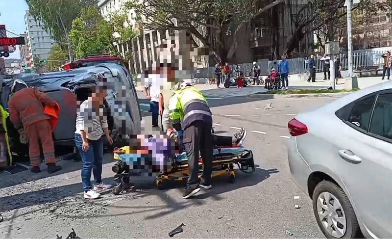 新竹市南大路新竹國小前今天近午發生休旅車為閃車撞上待轉騎機車而翻覆的嚴重車禍，女騎士當場無呼吸心跳，這起車禍共造成6人受傷。（記者洪美秀翻攝）