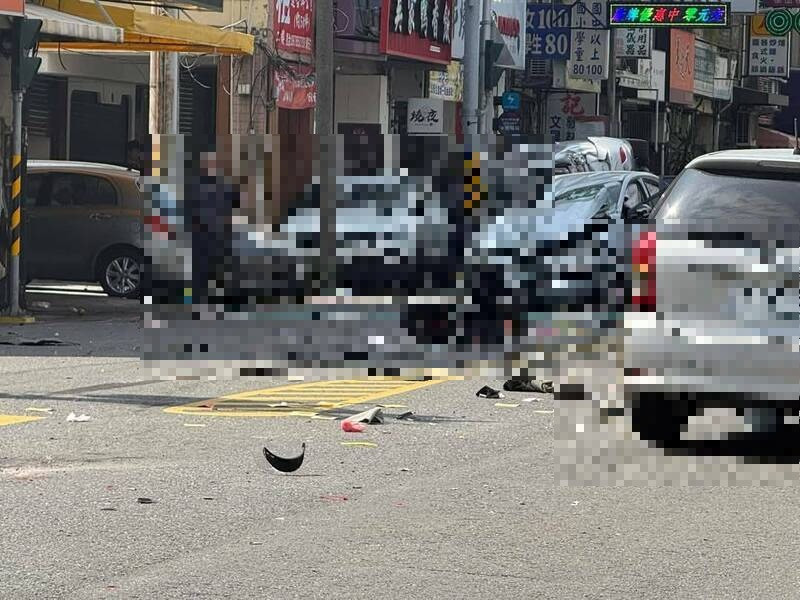 新竹市南大路新竹國小前今天近午發生休旅車為閃車撞上待轉機車而翻覆的嚴重車禍，機車騎士送醫不治，車禍現場相當慘烈。（照片取自網路社群貼文）