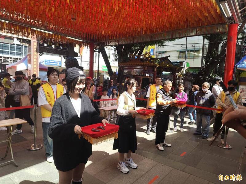 豐原慈濟宮乙巳年擲筊送轎車 她開回賓士 - 生活 - 自由時報電子報