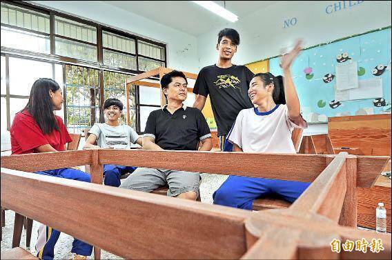 花蓮青年打造「相思木扶手餐椅」  獲德國iF設計獎殊榮 - 生活 - 自由時報電子報