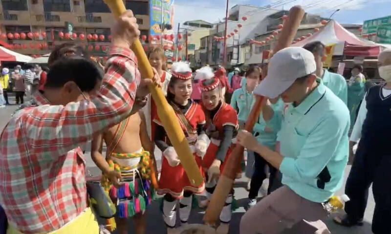 拜土地公一定要有麻糬,大家祭拜完後一起搗麻糬。(田中鎮公所提供) 拜土地公一定要有麻糬,大家祭拜完後一起搗麻糬。(田中鎮公所提供)