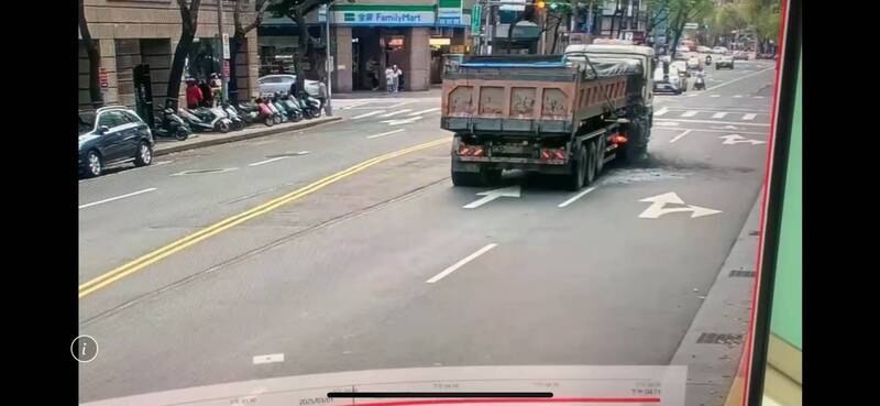砂石車廢土滲漏  4騎士北市民生東路摔車釀5傷 - 社會 - 自由時報電子報