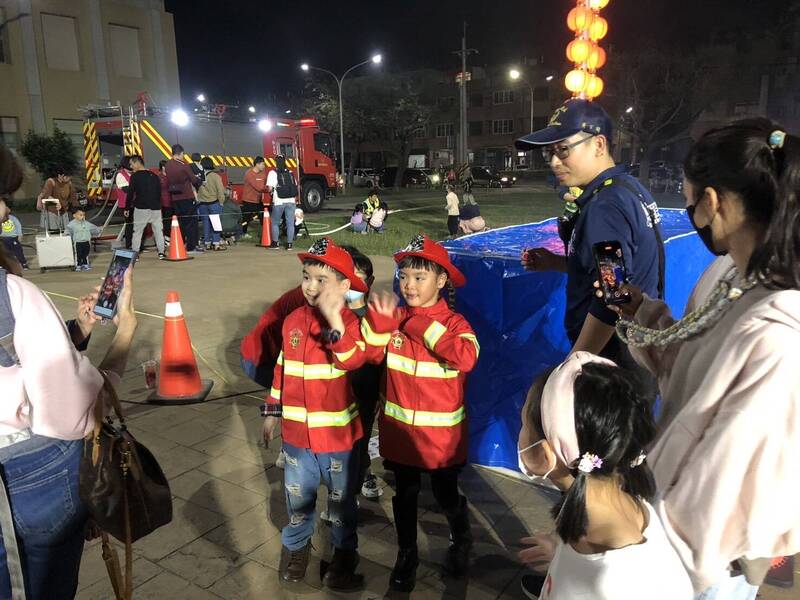 雲梯車現身朴子夜市旁 消防宣導親子搶體驗 - 生活 - 自由時報電子報