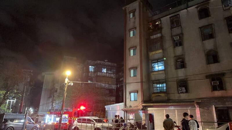基隆市安樂區樂利三街一棟6樓民宅深夜火警，基隆市消防隊員到場撲滅。（記者林嘉東翻攝）