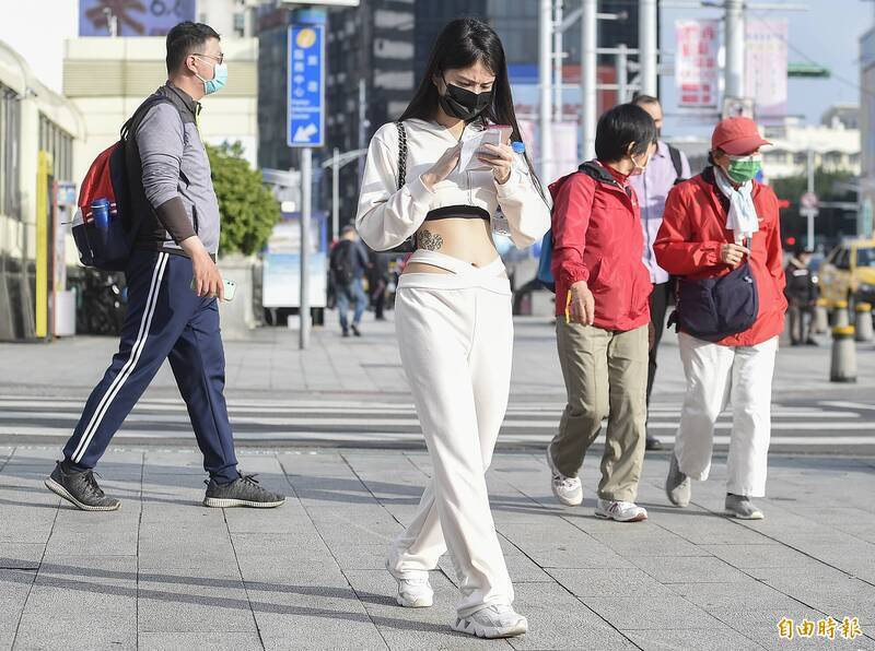 受大陸冷氣團影響,今天各地大多為多雲到晴,西半部高溫約28、29度,其中中南部內陸近山區氣溫還會再略高一些。不過下週一晚間起鋒面通過及東北季風增強或大陸冷氣團南下,各地天氣轉冷,預估下週三至下週五各地天氣也是濕冷。(資料照) 受大陸冷氣團影響,今天各地大多為多雲到晴,西半部高溫約28、29度,其中中南部內陸近山區氣溫還會再略高一些。不過下週一晚間起鋒面通過及東北季風增強或大陸冷氣團南下,各地天氣轉冷,預估下週三至下週五各地天氣也是濕冷。(資料照)