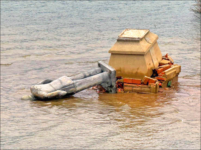 曾文水庫蔣介石銅像 震趴泥中難復原 - 生活 - 自由時報電子報