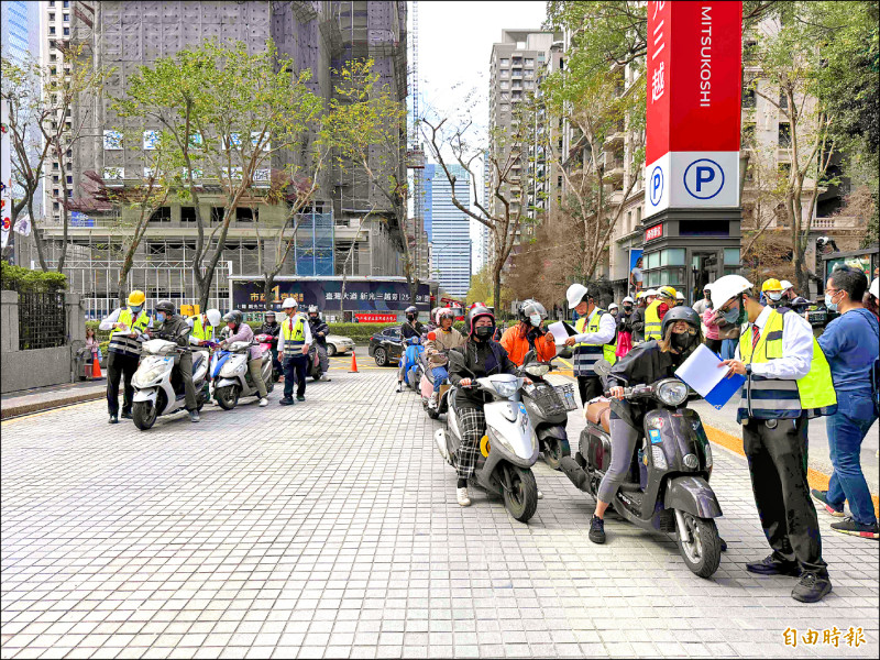 台中新光三越氣爆後首開放 櫃哥櫃姊取物 - 生活 - 自由時報電子報