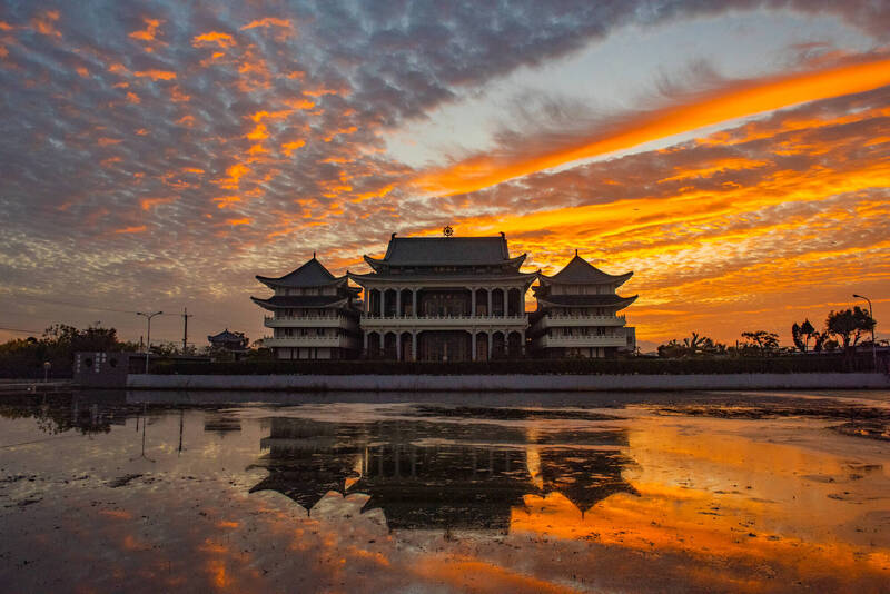 這不是P圖！鄉間早晨火燒雲的天然倒影 竟然要感謝它 - 生活 - 自由時報電子報