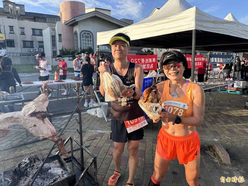 賽道補給站霸氣端出整隻烤雞。(記者王姝琇攝) 賽道補給站霸氣端出整隻烤雞。(記者王姝琇攝)