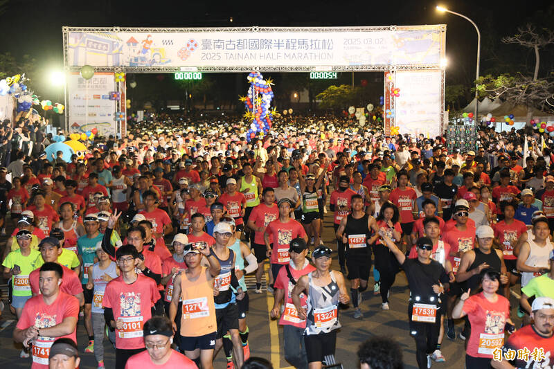 台南古都國際半程馬拉松今晨鳴笛起跑,多達2萬4105人參賽,人數創新高。(記者王姝琇攝) 台南古都國際半程馬拉松今晨鳴笛起跑,多達2萬4105人參賽,人數創新高。(記者王姝琇攝)