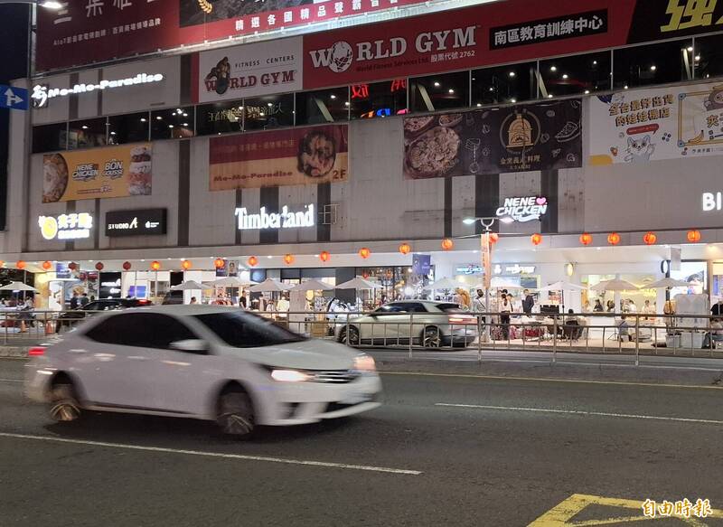 女僕店徵外場服務生卻要陪包廂客人聊天 高市開罰30萬元 - 生活 - 自由時報電子報