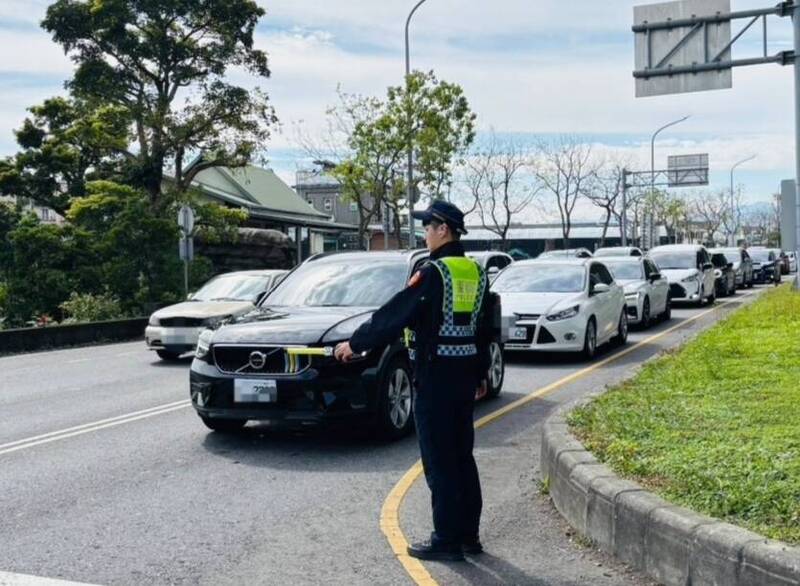 228連假收假日國5迎來北上交通最大量 恐塞到晚上8點 - 生活 - 自由時報電子報