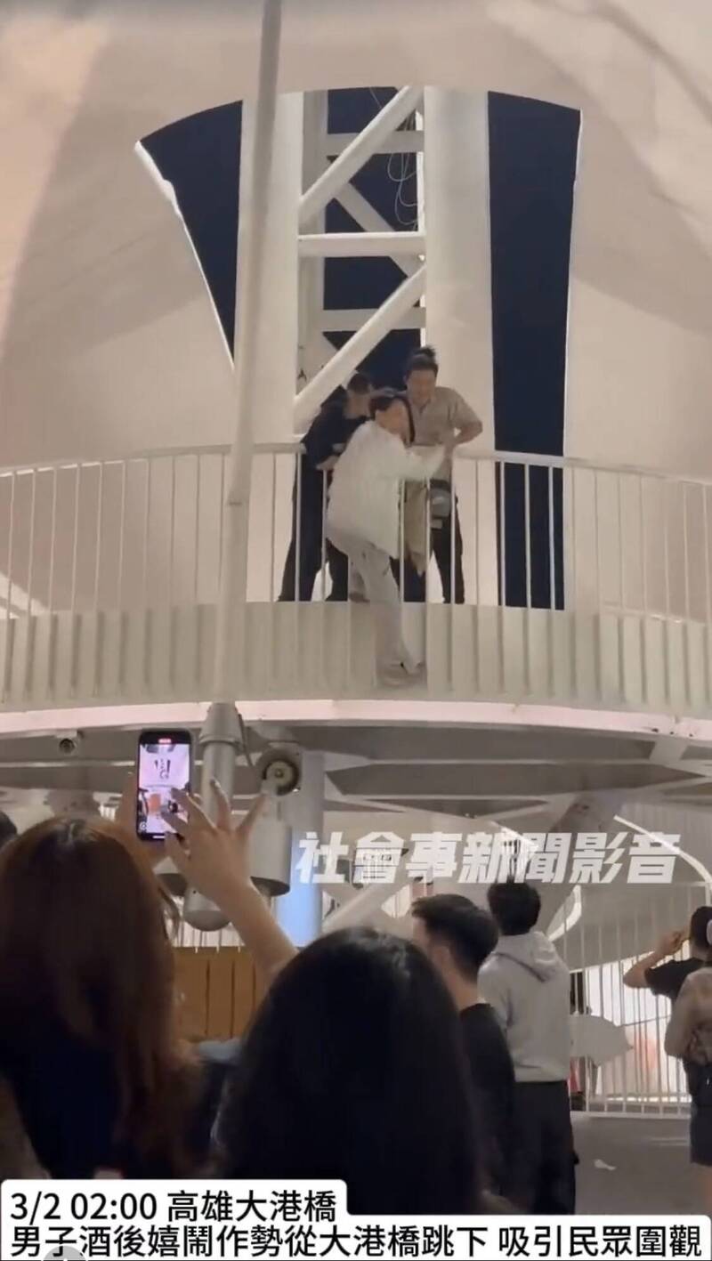 3男子酒後攀爬大港橋嬉鬧 高雄港警總隊蒐證處置 - 社會 - 自由時報電子報