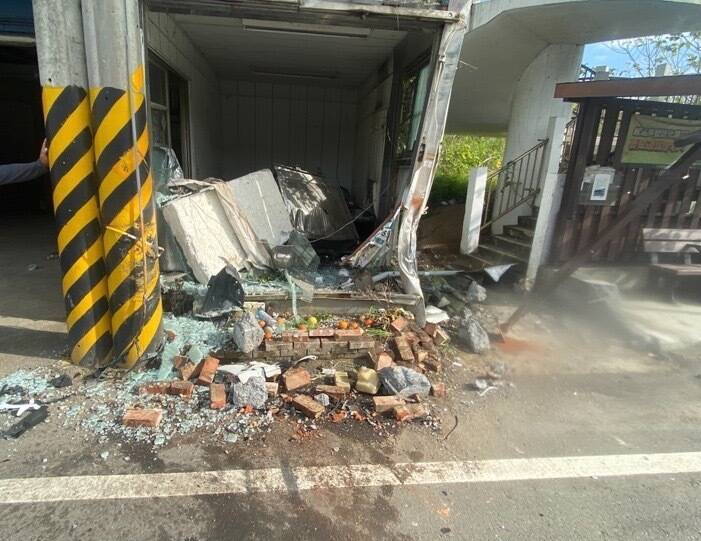 閃車失控衝撞候車亭及民宅 19歲男駕駛及乘客受傷送醫 - 社會 - 自由時報電子報