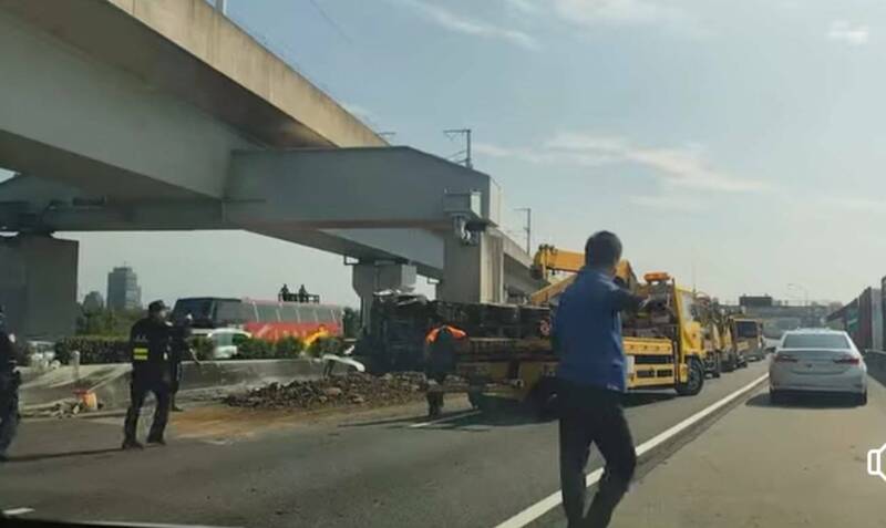 國1南下182K砂石車爆胎翻覆   幸無人受傷 - 社會 - 自由時報電子報