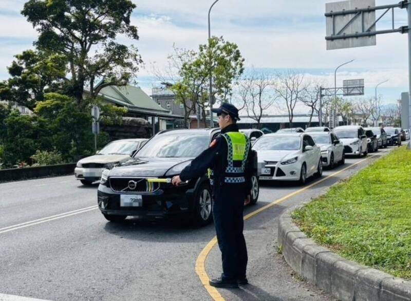 今天是228連假收假日,各地湧現北返車潮。圖為宜蘭北上車潮。(警方提供) 今天是228連假收假日,各地湧現北返車潮。圖為宜蘭北上車潮。(警方提供)