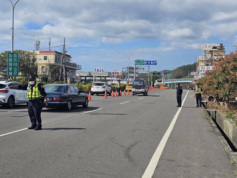 枋寮警方寄出久違的調撥車道。（枋寮警分局提供）
