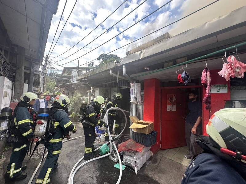 北市文山區民宅竄大量濃煙 女屋主嗆暈一度無呼吸心跳 - 社會 - 自由時報電子報