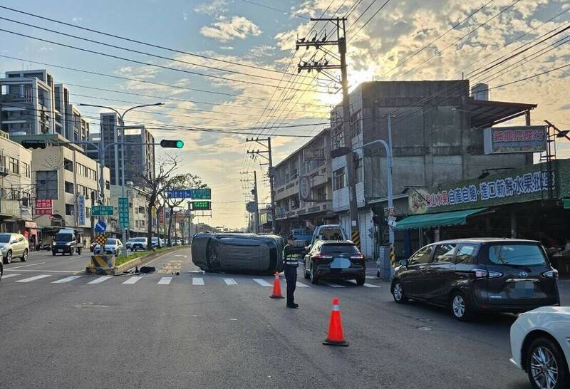 台中車禍奇象！側翻成「立筊」畫面曝光 - 社會 - 自由時報電子報
