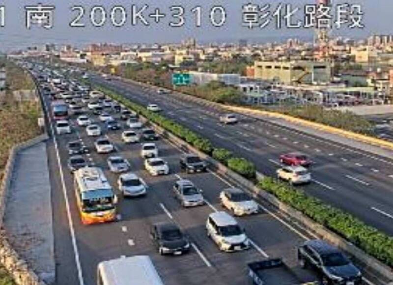 今天228連假收假日,國1彰化傍晚發生貨車與轎車追撞事故,後方迅速回堵一度達8公里之遠。(翻攝高速公路1968) 今天228連假收假日,國1彰化傍晚發生貨車與轎車追撞事故,後方迅速回堵一度達8公里之遠。(翻攝高速公路1968)