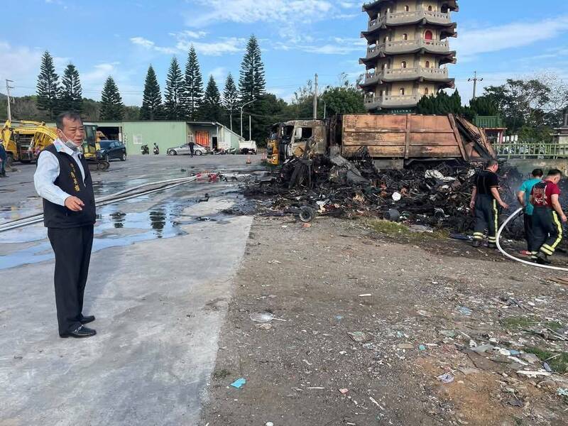 竹縣新埔垃圾場火警3清潔車毀損 初判鄰近公墓燒紙錢釀災 - 社會 - 自由時報電子報