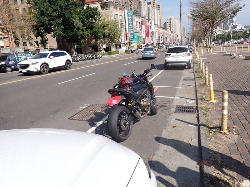 台中屁孩騎YouBike撞倒紅牌重機肇逃 車主氣炸網求監視畫面  - 社會 - 自由時報電子報
