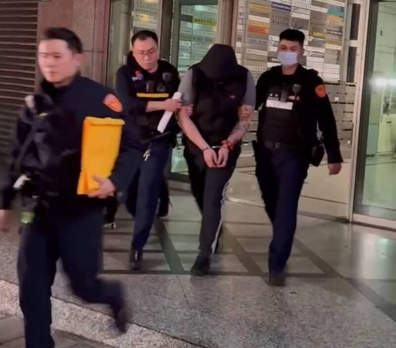 賓士男不甩攔查衝撞！警開槍中和圍捕逮人 搜出喪屍煙彈 - 社會 - 自由時報電子報